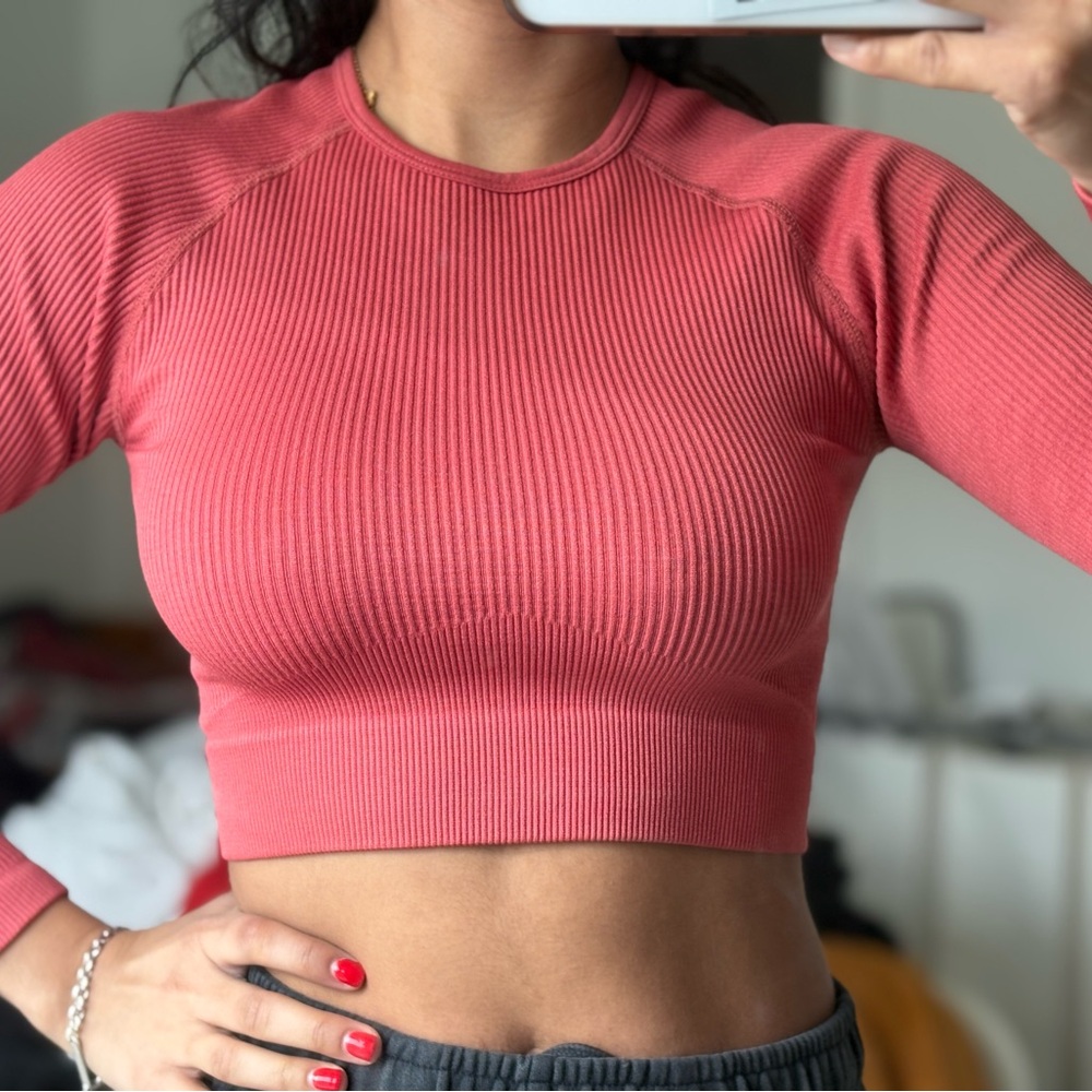 Subtitled cropped ribbed workout top